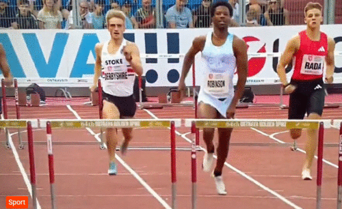 Amerikaanse hordeloper flasht onbedoeld edele delen in stadion, wint alsnog race